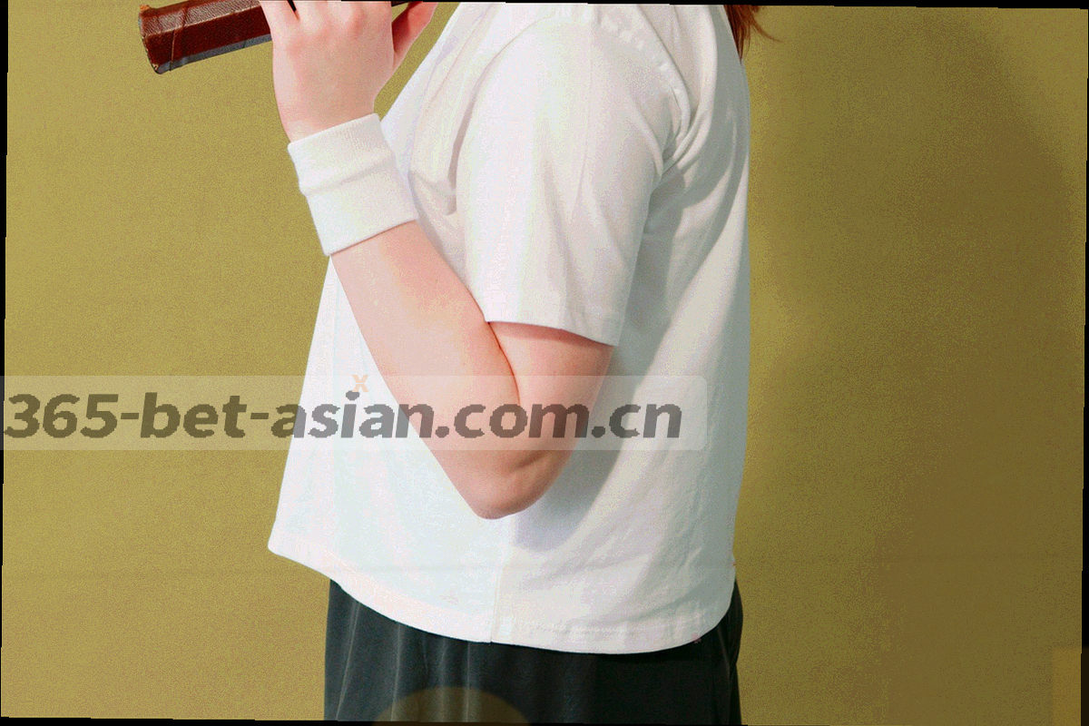 转会动态面板界面示意，包含多个联赛标签和赛事状态